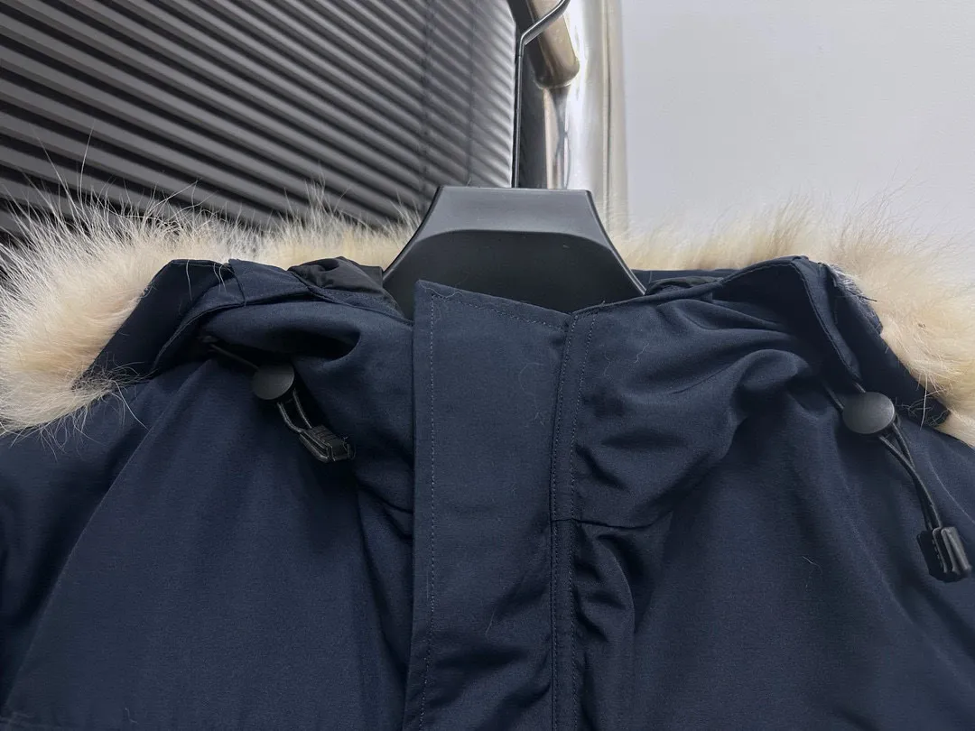 P780 top purchasing version, navy blue (wolf hair is optional) 🇨🇦CANADA GOOES 24 new models 08/couple style Factory direct supply: supplying global purchasing, micro-business, entity, Tmall, high-end stalls and studio cooperation, free shipping! Canada Goose Expedition Parka 2008 is the same style for men and women. It is mid-length and the most timeless classic. All Arctic and Antarctic scientific expedition teams choose Canada Goose as their cold-proof equipment. It is the Rolls-Royce of down jackets. ➖ Industry-leading anti-counterfeiting chip sensing. ➖ Imported Behringer embroidery machines and customized embroidery labels, the highest level and industry leading. ➖ Imported Korean 21-count polyester-cotton blended original fabric, TC85 waterproof coated fabric, water-repellent, windproof and wear-resistant. ➖ The new national standard 80 white duck down is filled with an average of 520 grams of down. The amount of down filled is industry-leading. ➖ 100% nylon lining with double double-layer sealing design to prevent velvet running, and seamless thread design on the cuffs! ➖ Western Canadian Green Wolf Collar. ➖ Yoshida YKK provides original factory-customized electroplated sliders. YKK two-way lockable zippers are tight and smooth and do not peel off paint. ➖ 3M composite Velcro is durable and the accessories and hardware are all custom-made. Note: Our copywriting is only simple and clear. Instead of bragging about the copywriting, it is better to compare and understand with samples. Only for the purest goose, the most dedicated, the most professional, the highest quality, the highest cost performance!  Size:XS-XXL